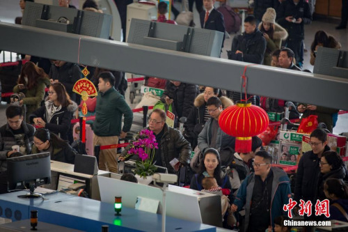 资料图：1月25日，大批旅客在南京禄口国际机场办理登机手续。<a target='_blank' href='http://www.chinanews.com/' _fcksavedurl='http://www.chinanews.com/'><p class=
